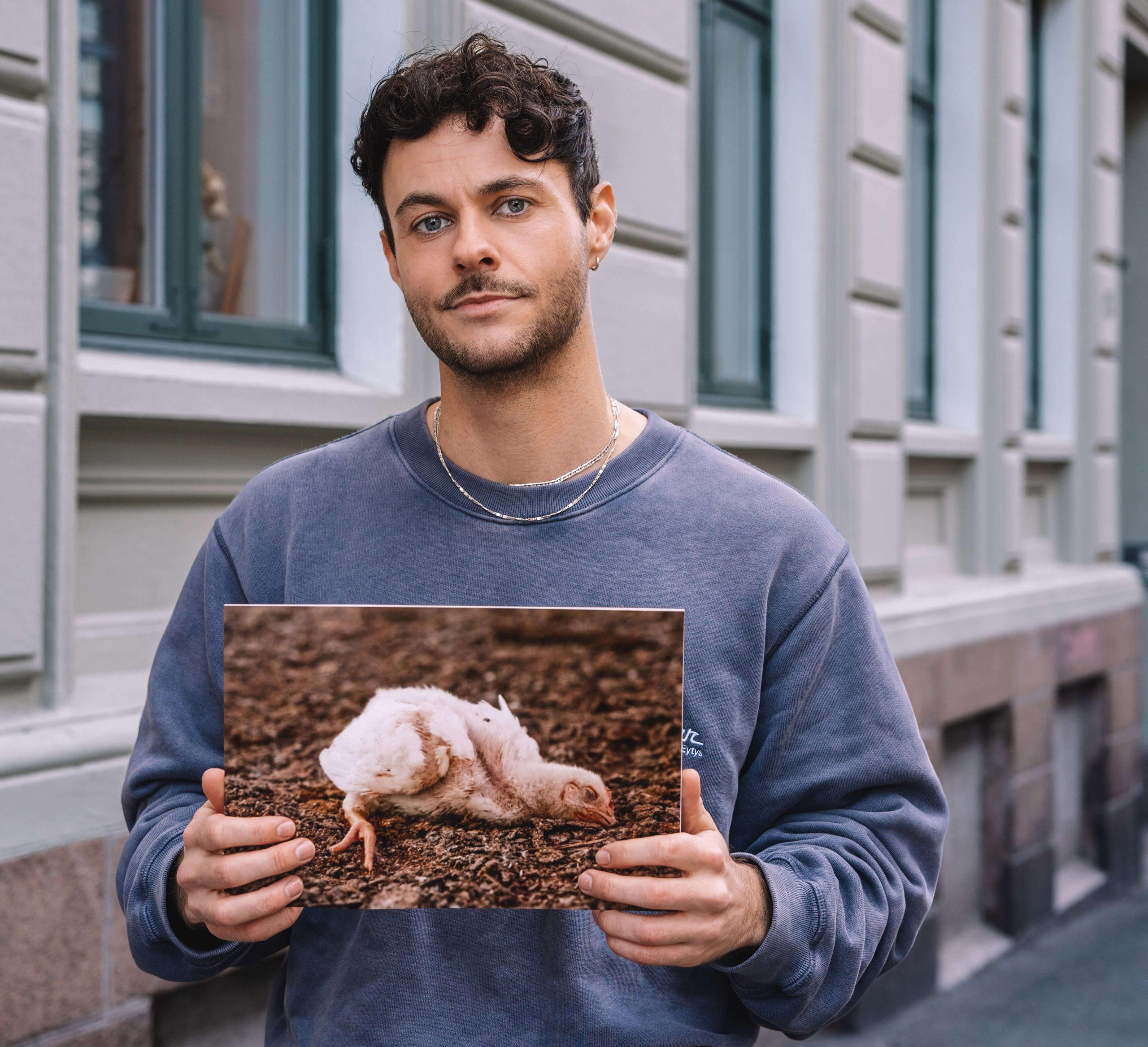 Gisle med et bilde av en turbokylling